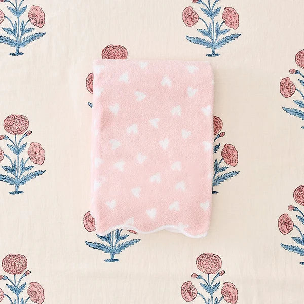 Weezie Tossed Pink Hearts Patterned Scallop Bath Towel