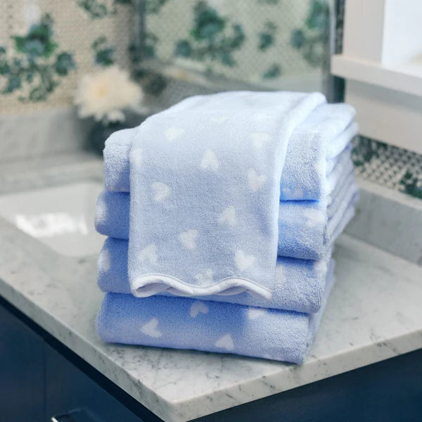 Weezie Tossed Blue Hearts Patterned Scallop Bath Towel